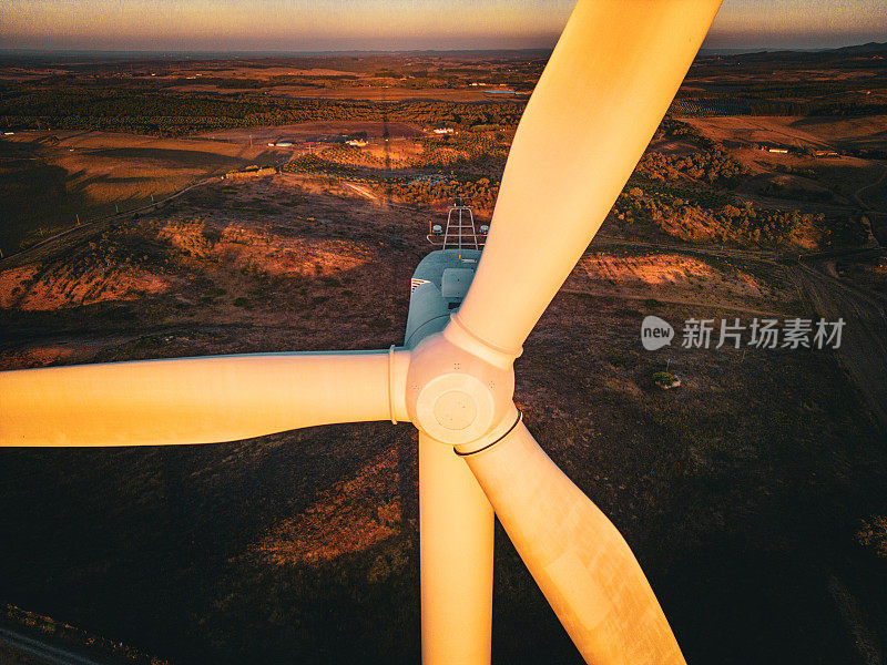 鸟瞰图的风力涡轮机在一个乡村场景在日落时间在葡萄牙南部