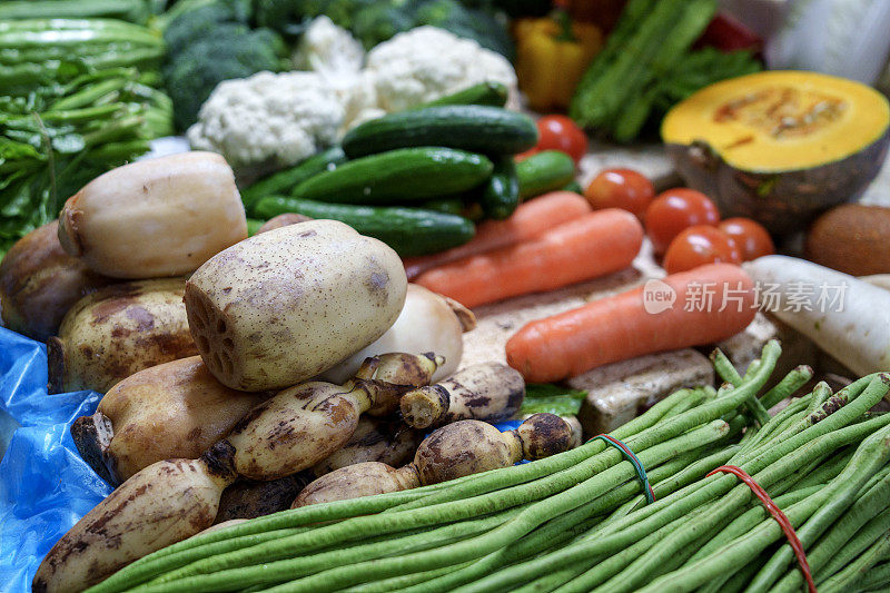 彩色蔬菜的背景象征着健康饮食、素食主义和纯素食主义。
