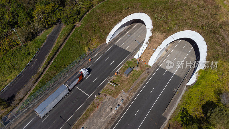 高速公路上的两条隧道