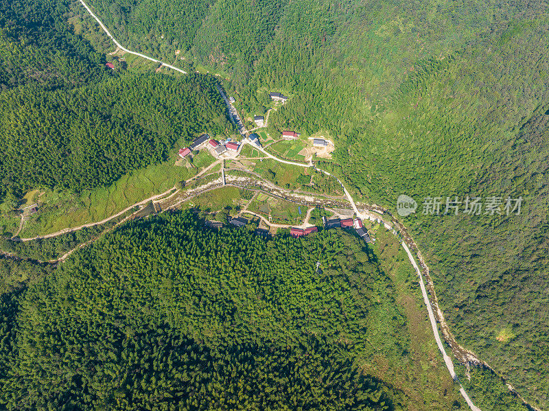 山路在山间