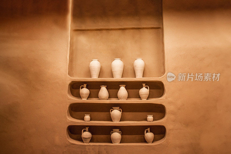 东方陶土水壶和盘子，东方室内的陶土墙，东方室内的元素，土坯房，亚洲，东方，