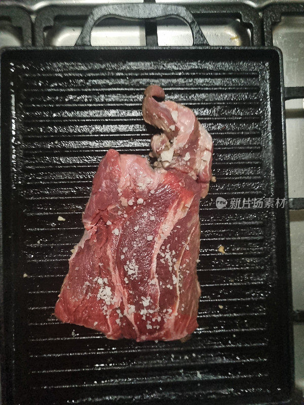 在烤架上烤平的肉