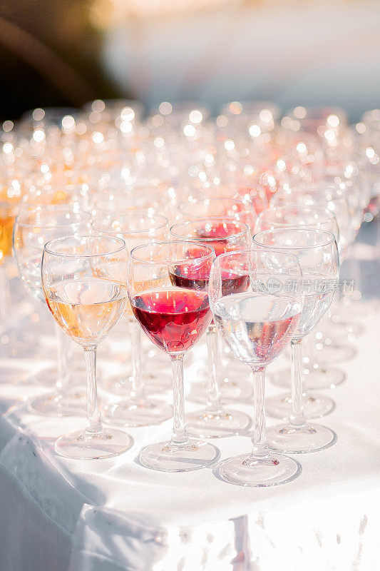 在自助餐桌上喝饮料。一杯酒。一杯香槟。一杯水。餐饮。的婚礼。宴会