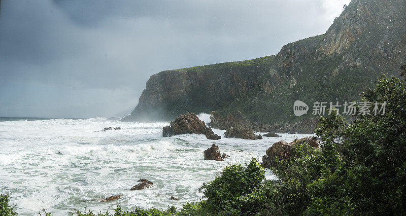 雨中海浪冲击着岩石海岸