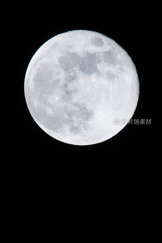 满月在黑暗中闪耀的特写图像，没有星星的夜空，复制空间