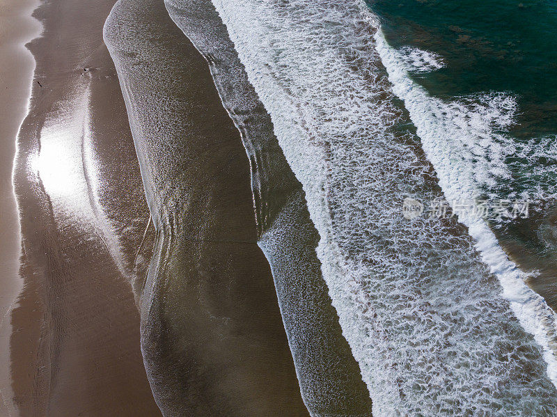 从上面看到的海浪，印尼巴厘岛的水明漾海滩