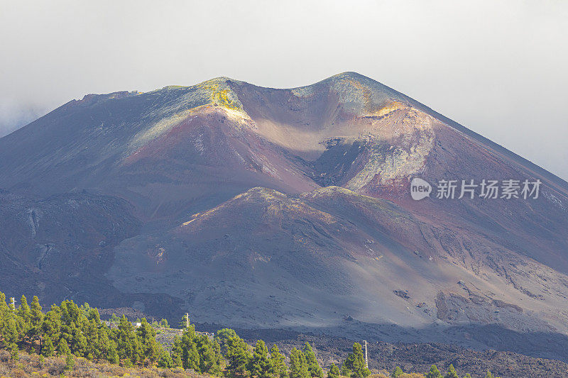 康伯雷别哈火山。火山灰覆盖了埃尔帕索村。