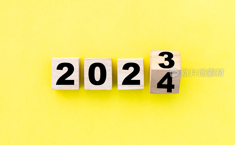 2023年至2024年即将到来的新年2024年上木头方块或积木