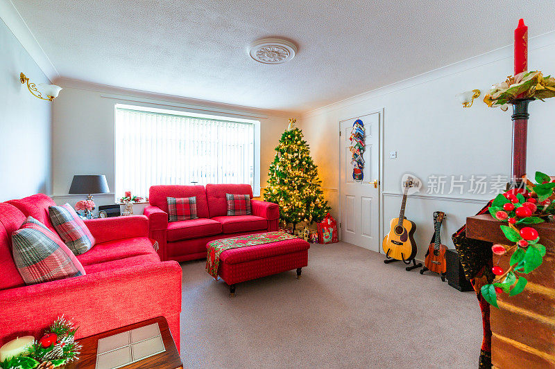 客厅为节日装饰了一棵灯火通明的圣诞树