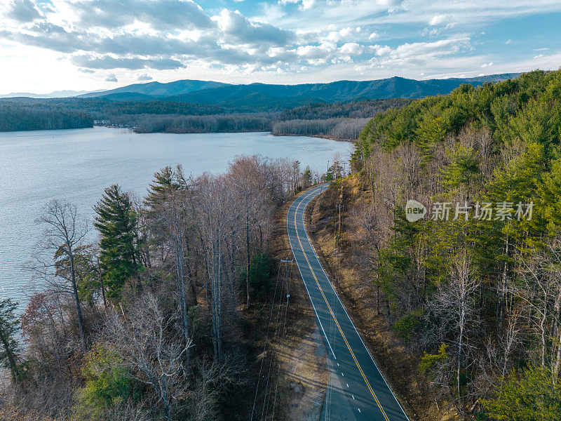 詹姆斯湖-阿巴拉契亚山脉-北卡罗莱纳州阿什维尔-烟山-公路