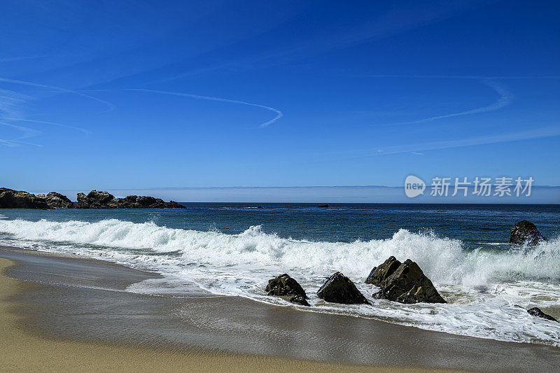 海浪撞击加拉帕塔海滩的广阔视野