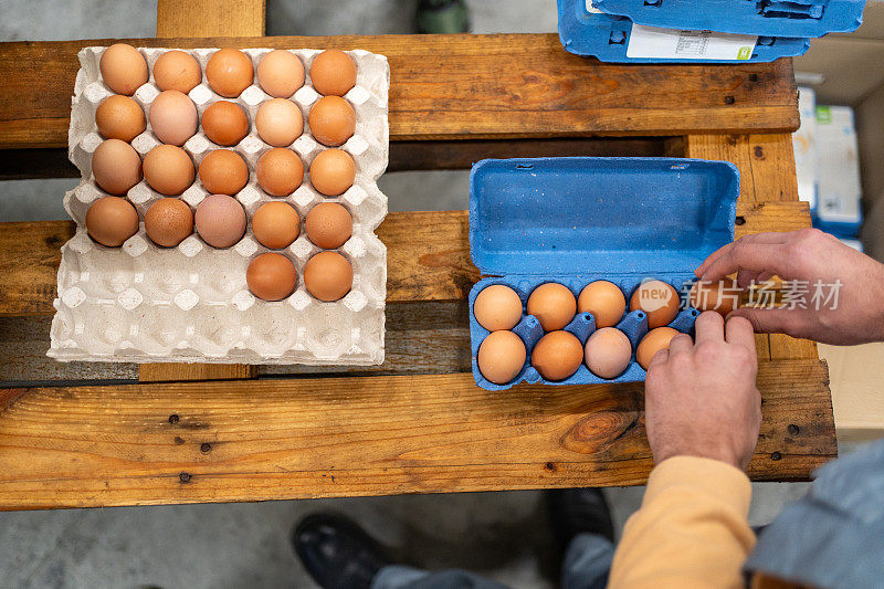 正上方是一个人在仓库里整理鸡蛋的镜头