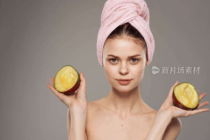 漂亮的女人裸露的肩膀水疗治疗水果芒果裁剪视图