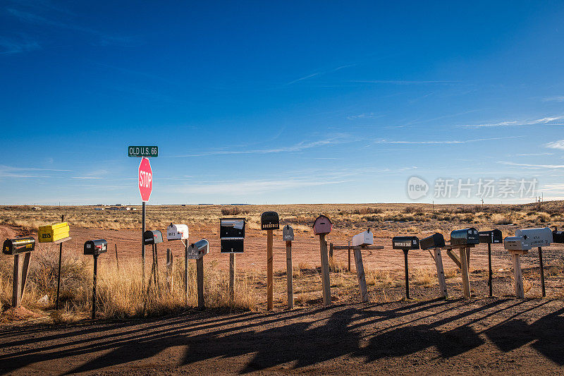 乡村路边一字排开的邮箱