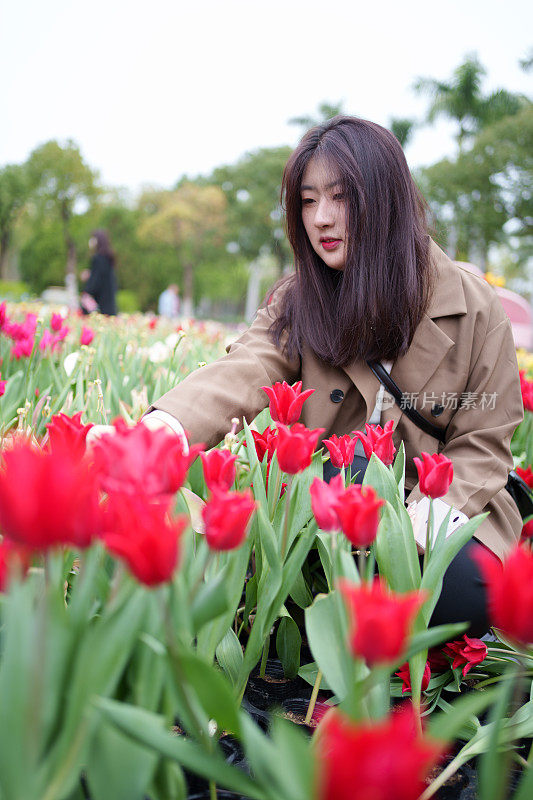 花丛中的亚洲女孩