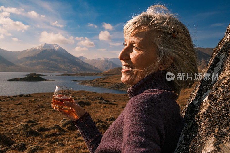 清新的空气，单一麦芽威士忌，苏格兰科伊奇湖的女人