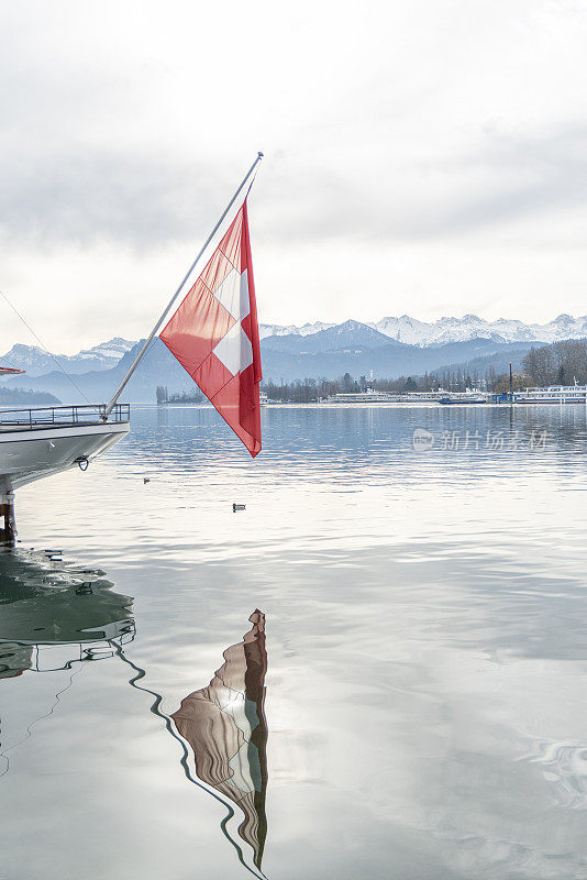 卢塞恩湖和远处的皮拉图斯山，瑞士国旗