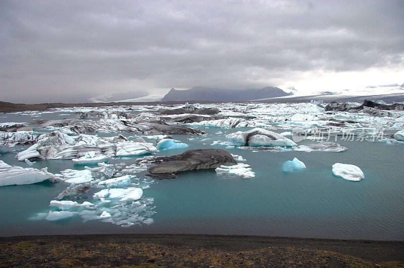 冰填满了位于Jökulsárlón冰岛巨大冰川底部的泻湖