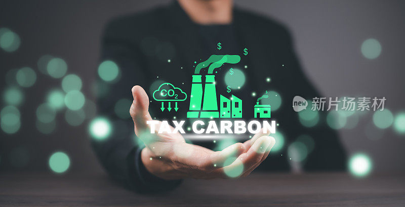 商人触摸图标二氧化碳税。碳税理念，环境和社会责任经营理念。对自然污染征税。