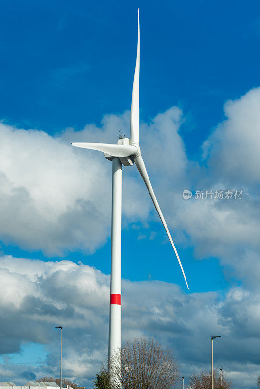 风车发电用可再生能源，绿色能源，风车发电对着天空