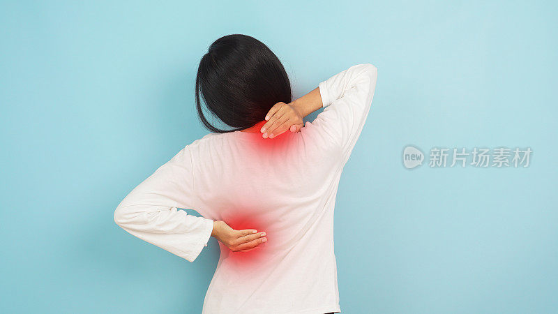严重的背部和颈部疼痛的妇女后视图