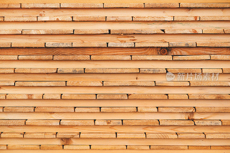 未经处理的木板堆叠，作为建筑材料的木板