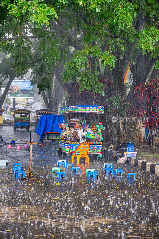 大雨中的小型游乐园