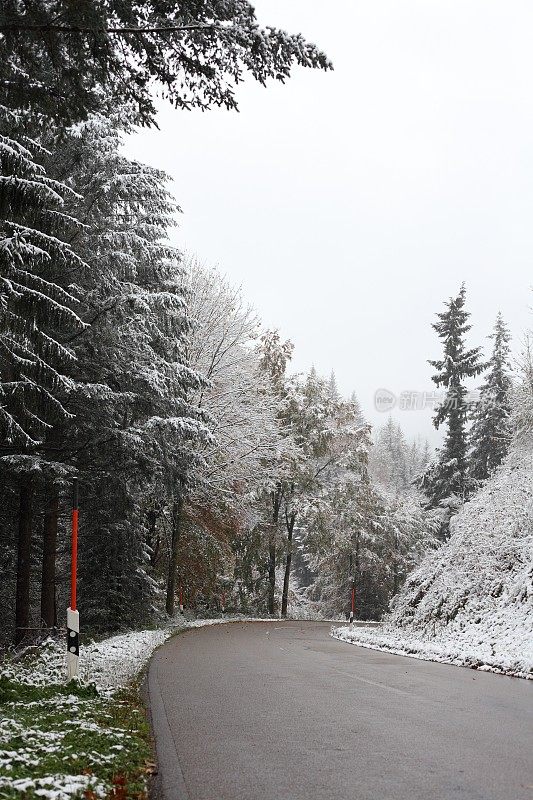 街道在冬天与雪景