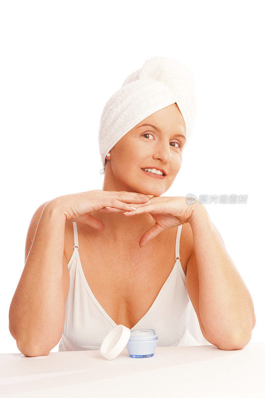抗衰老概念:四十多岁的女性使用护肤霜