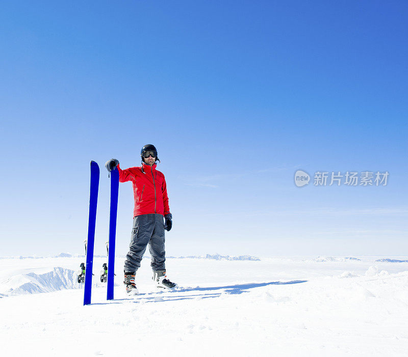 滑雪者对抗壮观的山景