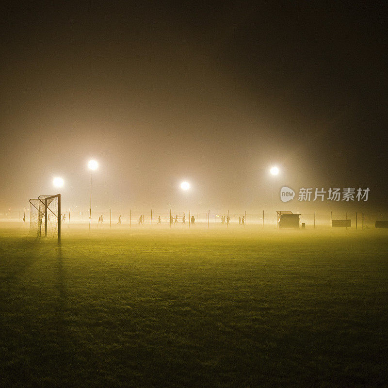 迷雾中的足球场