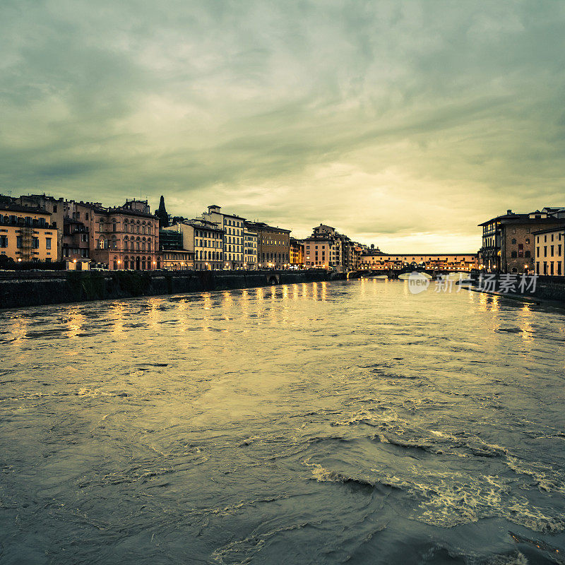 汹涌的阿尔诺河在佛罗伦萨，意大利