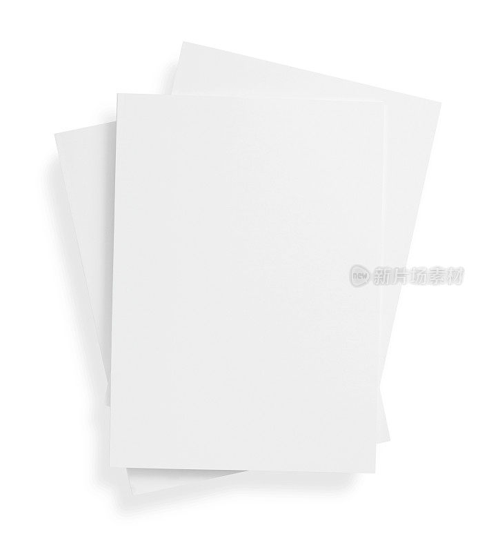 一堆空白的白色杂志封面盖在白色背景上