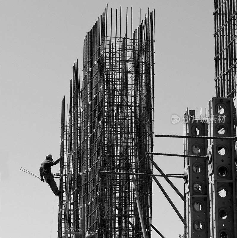 建筑工人在支架上的黑白照片