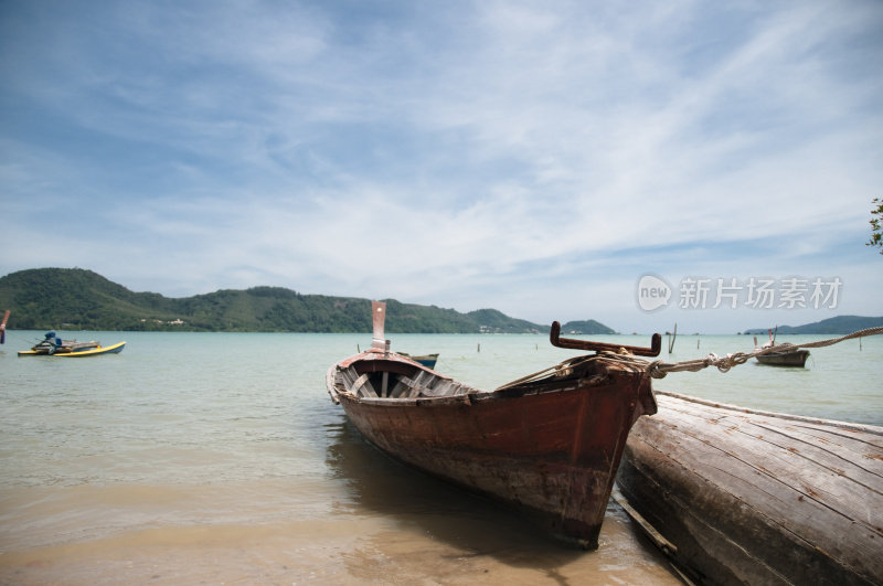 长尾船停泊在泰国的海滩上