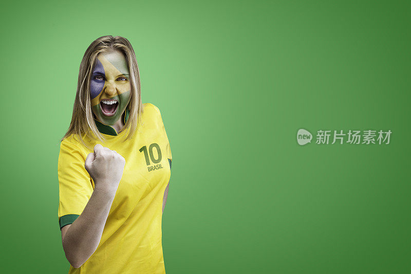 一名巴西妇女用她的脸涂上绿色背景来庆祝