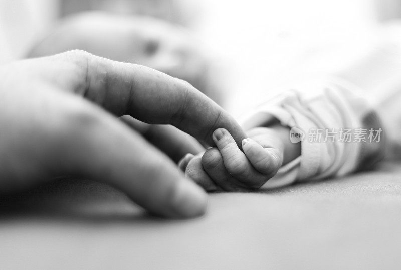 宝宝第一次握住爸爸的手指
