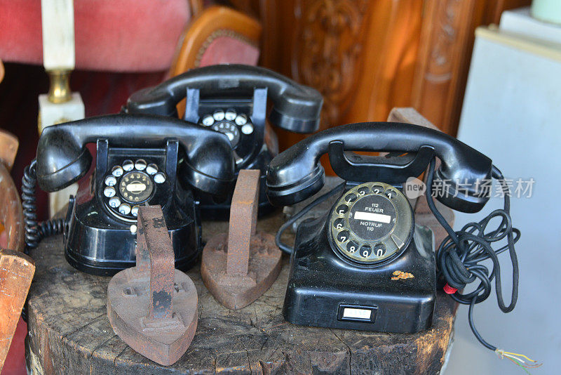 旧电话和熨斗