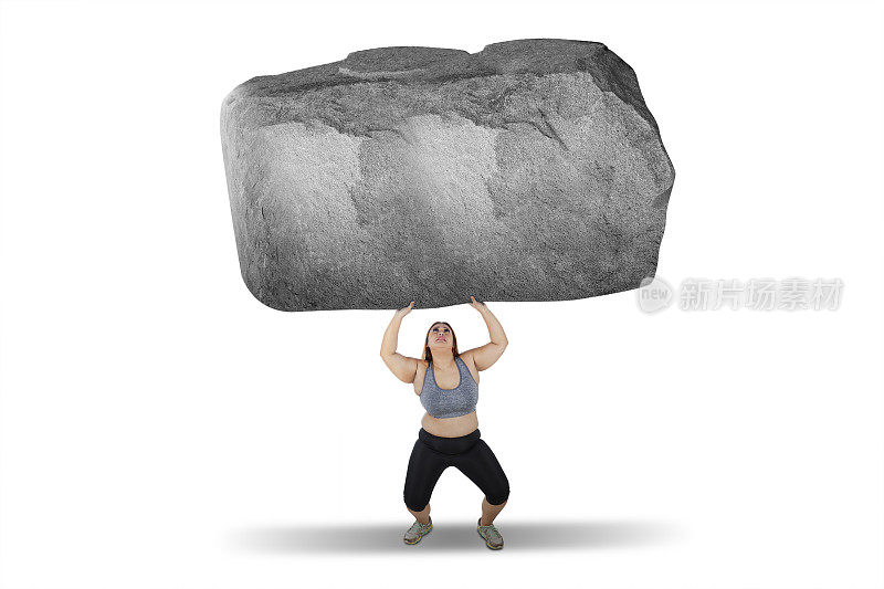 胖女人举着大石头