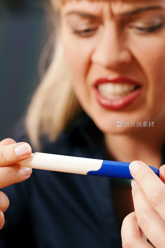 做孕检的女人不开心