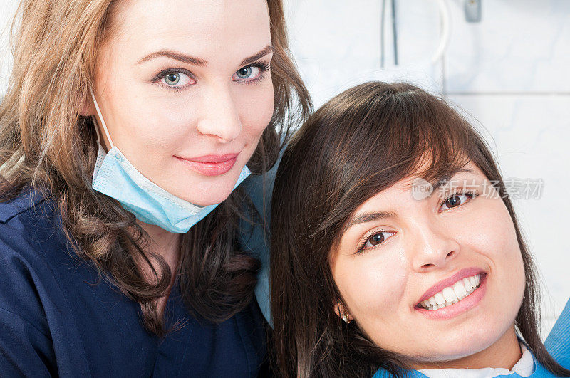 女牙医和病人微笑在牙科诊所