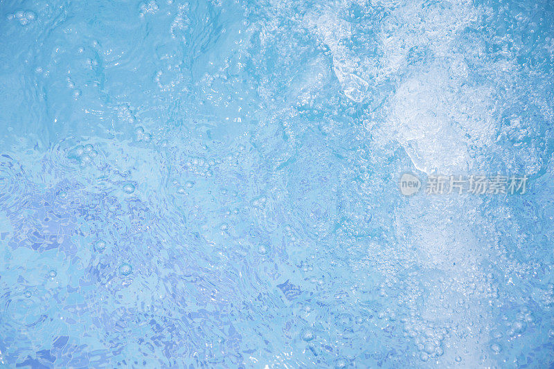 热浴盆里的蓝色清水。水疗按摩背景。
