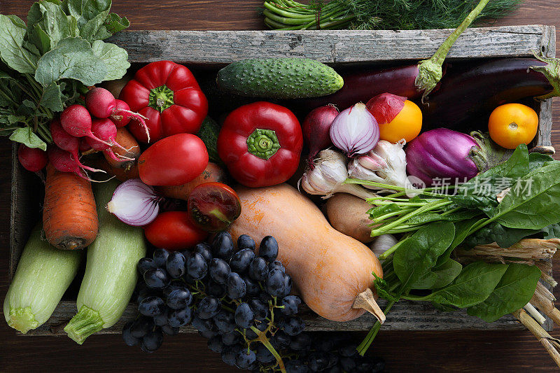 收获的蔬菜在木盒俯视图