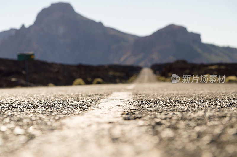空旷的沙漠道路与山脉的背景