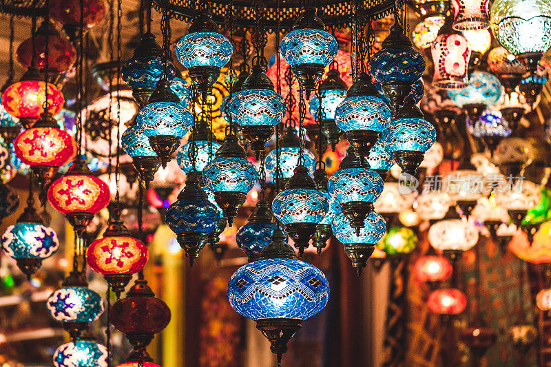 令人惊叹的传统手工土耳其灯在纪念品商店