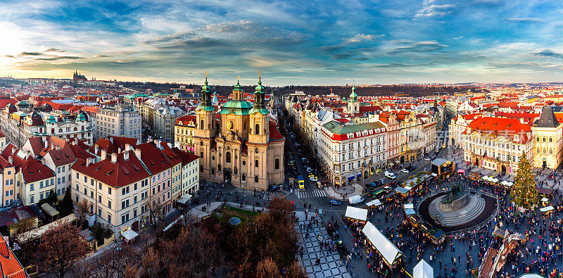 布拉格老城，捷克共和国。从旧城市政厅可以看到广场上的泰恩教堂和简胡斯纪念馆。蓝色阳光明媚的天空