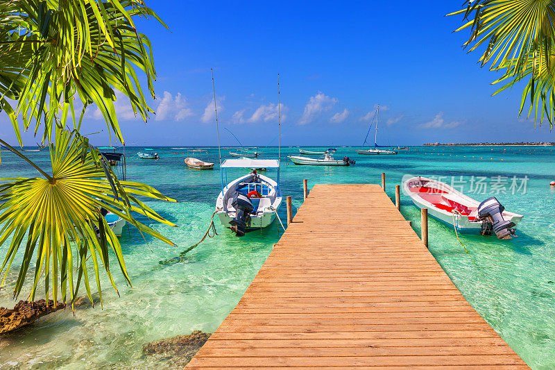 加勒比海海滩上的木制码头和渔船