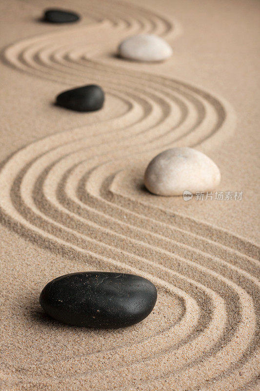沙子上的石头的透视。