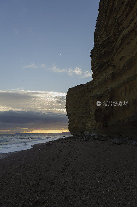 英国多塞特海滩上美丽的日落