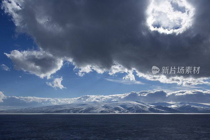 土耳其卡尔斯附近的冰湖和云在冬天结冰